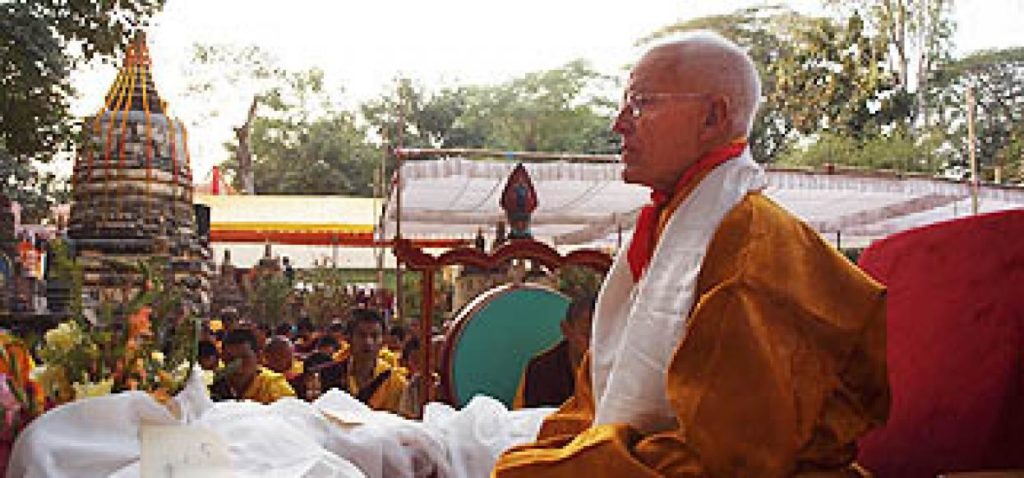 Lama Ole Nydahl beim Kagyü Mönlam in Bodhgaya (2012)