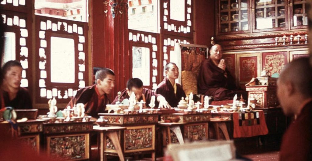 Von rechts nach links: der 16. Karmapa in Rumtek zusammen mit Shamar Rinpoche, Situ Rinpoche, Jamgon Kontrul Rinpoche, Gyaltsab Rinpoche.