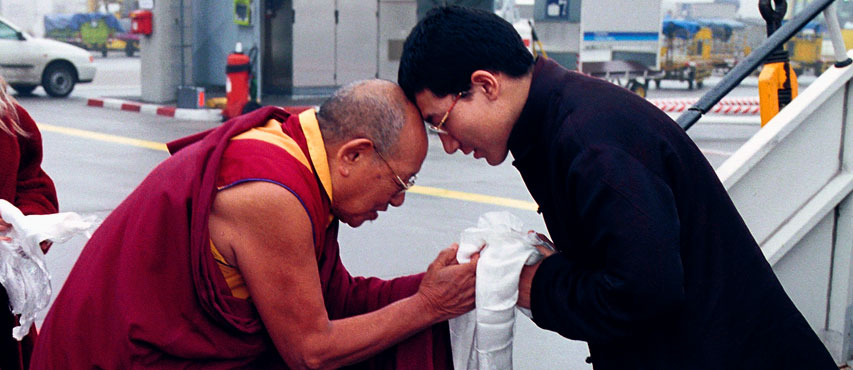 Lopön Tsechu Rinpoche begrüßt S.H. Thaye Dorje, den 17. Gyalwa Karmapa