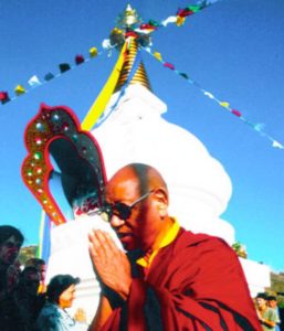 Lopön Tsechu Rinpoche weiht 1994 den Kalachakra Stupa in Karma Guen (Spanien) ein.